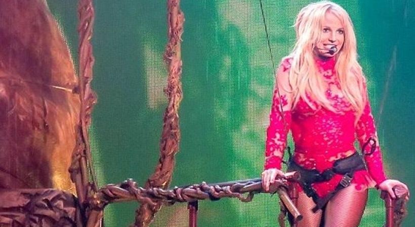 Κόλλησε σε δέντρο στο show της στο Las Vegas η Britney Spears