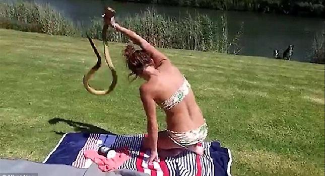 Κορίτσι αρπάζει στον αέρα κόμπρα με αντανακλαστικά ninja (video)