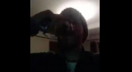 Οπαδός της Γιουνάιτεντ ήπιε τα… ούρα του λόγω Φαν Χάαλ! (video)