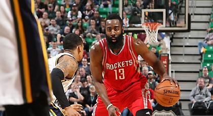 Ένα χρόνο εκτός γηπέδων του ΝΒΑ σε οπαδό που σημάδευε τον Χάρντεν με λέιζερ