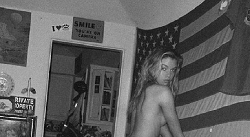 Η πρώην της Miley Cyrus ποζάρει ολόγυμνη μπροστά στην αμερικανική σημαία