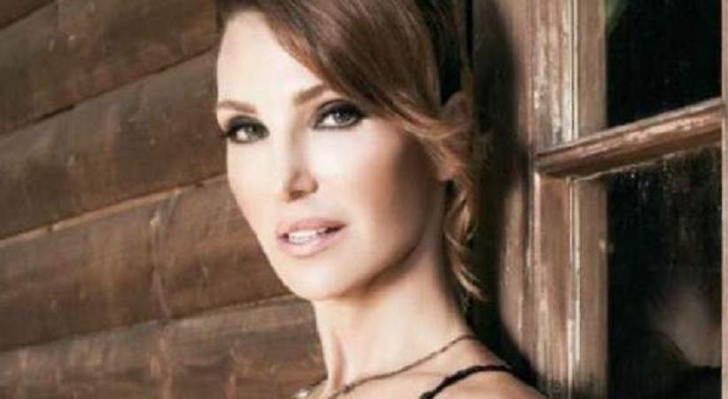 Η Βίκυ Χατζηβασιλείοιυ φωτογραφίζεται με σέξι εσώρουχα (pics)