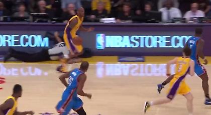 Ο Κόμπι κατεδάφισε το διαιτητή