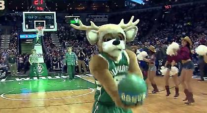 Το τρελό τρίποντο της μασκότ των Μπακς