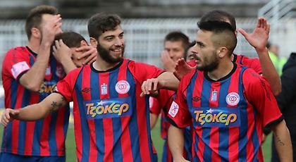 Δεν τους αφήνει σε ησυχία…