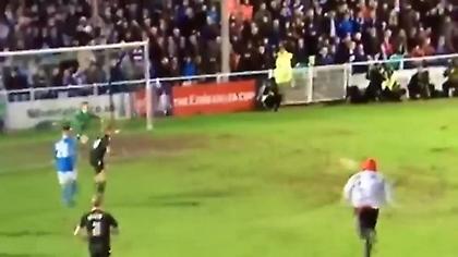 Οπαδός τρέχει για το γκολ αλλά… (video)