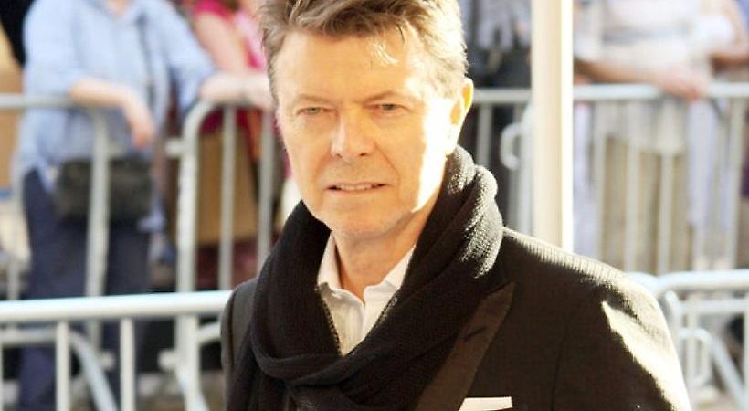 Ο David Bowie και οι… ελληνικές εφημερίδες που είχε μαζί του