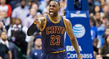 Τους έβαλε να… υποκλιθούν ο Λεμπρόν!