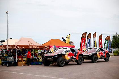 Κρατά τα ηνία του Ντακάρ η Peugeot και με... τρίτο οδηγό