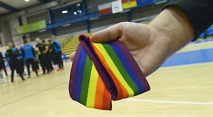 Του απαγόρευσαν να φορέσει περιβραχιόνιο υπέρ των δικαιωμάτων των ομοφυλοφίλων