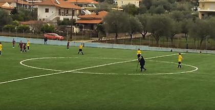 Ματς διεκόπη λόγω εισβολής… γιαγιάς (video)