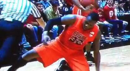 Απίθανο βίντεο: Αποβλήθηκε γιατί ανέτρεψε... διαιτητή!