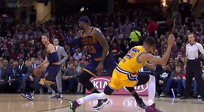 ΛεΜπρόν και Κάρι αντάλλαξαν σπρωξίματα