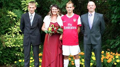 Πήγε στο γάμο του ντυμένος... Άρσεναλ (pics)