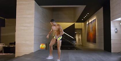 Ο Ρονάλντο κάνει κόλπα μόνο με τα εσώρουχα (video)