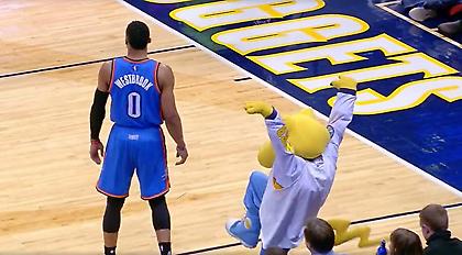 Τα’ βαλε με τη μασκότ και τη.. στεφάνη ο Γουέστμπρουκ