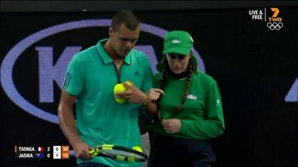 Ο Τσόνγκα παρηγορεί ball girl που έφαγε μπαλάκι στο κεφάλι (video)