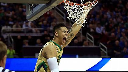 Τρομερή εμφάνιση από Όγκαστ