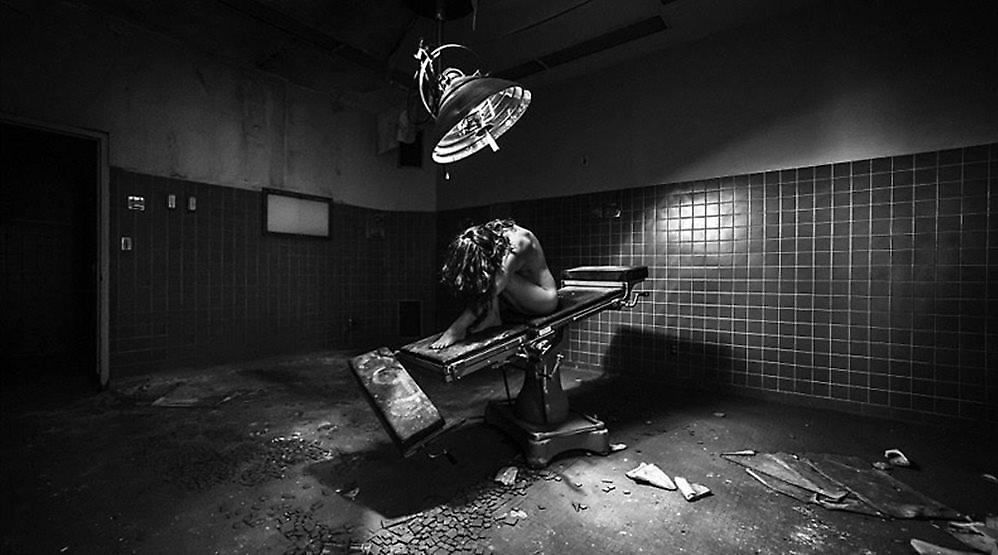 Φωτογραφίζει γυμνά μοντέλα σε εγκαταλελειμμένα μέρη