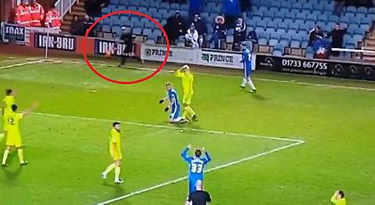 Επόπτης δείχνει φάουλ, πλάγιο, κόρνερ, ελεύθερο και αλλαγή… ΤΑΥΤΟΧΡΟΝΑ! (video)