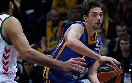 Σβεντ at the buzzer και απ' το κέντρο! (video)