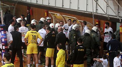 Ένταση και διακοπή στο Άρης-ΠΑΟΚ, εκκενώθηκε η Μίκρα (pics)