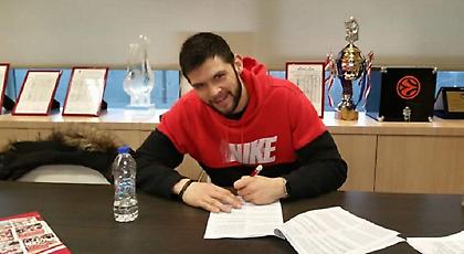 Η υπογραφή του συμβολαίου του Παπανικολάου (pic)