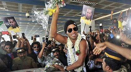 Παραλίγο να πλακώσει φανάρι τον Ροναλντίνιο (video)