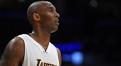 Ε, όχι ο Κόμπι όρθιος και οι ρούκι καθιστοί!