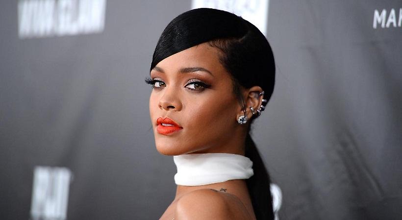 Topless το νέο εξώφυλλο της Ριάνα