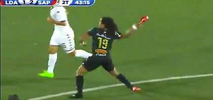 ΑΠΙΣΤΕΥΤΟ: Τα πήρε και πέταξε παπούτσι στον αντίπαλο του (video)