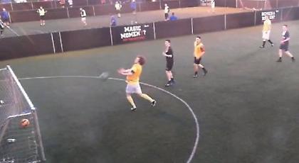 Ξεκαρδιστικές γκέλες σε γηπεδάκια «5X5» (video)