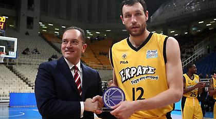 Υπόκλιση στον MVP Μαυροκεφαλίδη από τους συμπαίκτες του (video)