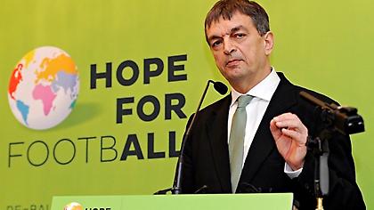 «Καρφιά» για UEFA και Μαρινάκη από υποψήφιο πρόεδρο της FIFA