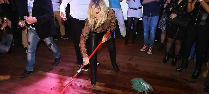 Η Aννα Βίσση άφησε το μικρόφωνο και έπιασε τη... σφουγγαρίστρα