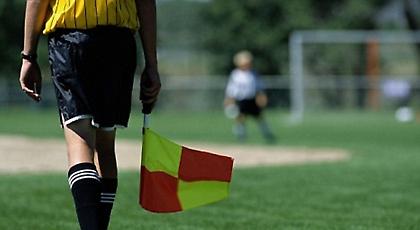 Επόπτης χτύπησε παίκτη με το… σημαιάκι!