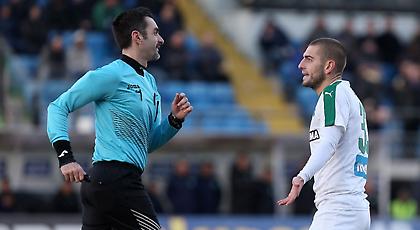 Απαγορεύεται να βγει από τη χώρα, επιτρέπεται να σφυρίξει στο ντέρμπι του Καραϊσκάκη…