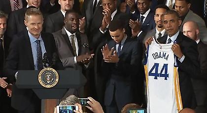 Ο Ομπάμα… πανηγυρίζει σαν τον Κάρι (video)