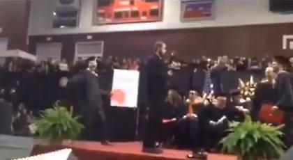 Πήρε πτυχίο και έκανε τον… Ρονάλντο! (video)