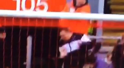 Ατρόμητος οπαδός της Λίβερπουλ έβαλε το κεφάλι του σε… σουτ! (video)