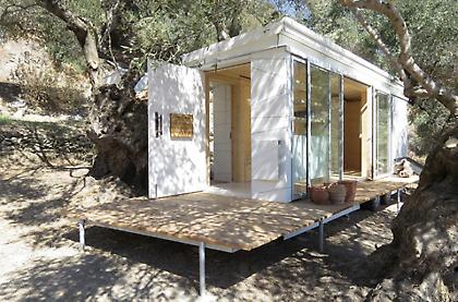 Ηλιακό τροχόσπιτο ανάμεσα σε αιωνόβιες ελιές στην Κρήτη