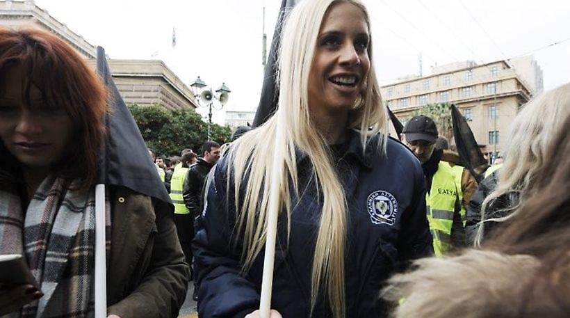 Αυτή είναι η σέξι αστυνομικός που μαγνήτισε τα βλέμματα στη συγκέντρωση των ενστόλων