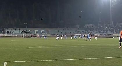 Φωτοβολίδα ευθείας βολής στη Λαμία - Δεν διακόπηκε το ματς!