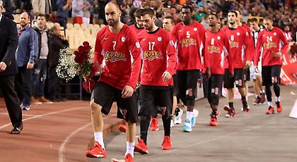 Η κατάθεση λουλουδιών για τα θύματα της Θύρας 7 στο ΣΕΦ (video)