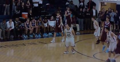 ΜΟΝΑΔΙΚΟ: Παιδί με σύνδρομο down βάζει buzzer beater και «πέφτει» το γήπεδο (video)