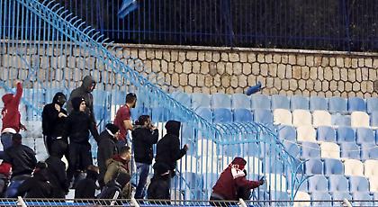 Δεν διέκοψε το ματς, αλλά έγραψε για τη φωτοβολίδα ο Φουκάκης