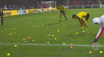 Πέταξαν μπαλάκια του τένις στο γήπεδο οι οπαδοί της Ντόρτμουντ