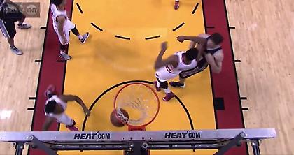 Έριξε αγκωνιά στον «γίγαντα» κι αποβλήθηκε