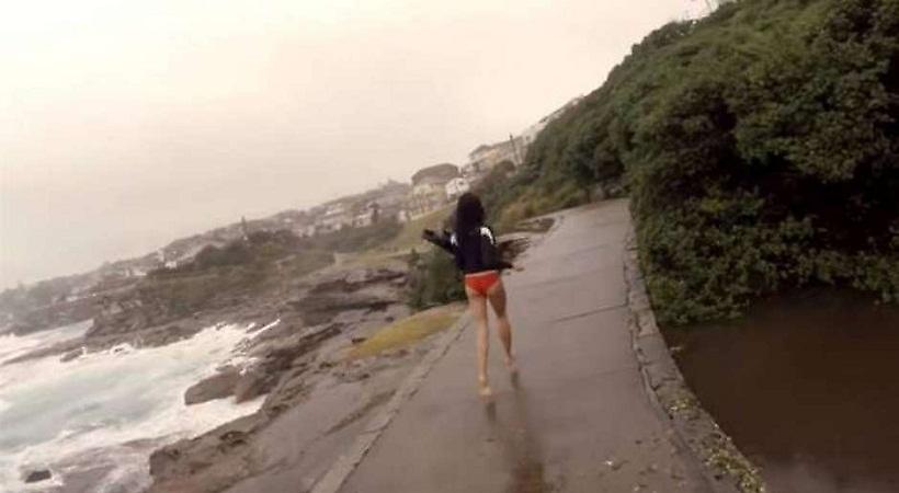 Κεραυνός «σκάει» δίπλα από νεαρή σέρφερ! (video)