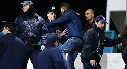 Οπαδοί του Παναθηναϊκού μπήκαν και τους έβγαλαν από το γήπεδο! (pics)